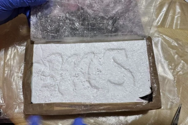 UHVAĆEN SA KOKAINOM, SAD MU PRETI SMRTNA KAZNA? Užasne vesti za turistu koji NIJE znao šta je zabranjeno unositi u zemlju