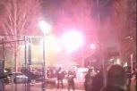 HAOS PRED DERBI, PUCAJU TOPOVSKI UDARI, LETE BAKLJE ISPRED ARENE: Sukob grobara i delija, policija intervenisala (VIDEO)