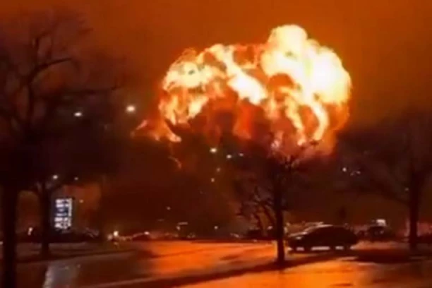 AVION SE SRUŠIO U PREDGRAĐE! Više od 20 poginulih, jezivi snimci obišli svet (VIDEO)