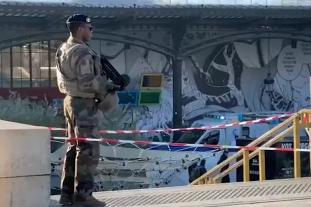 PUCNJAVA NA ŽELEZNIČKOJ STANICI: Obezbeđenje otvorilo vatru na čoveka koji je izvukao oružje prilikom provere (VIDEO)