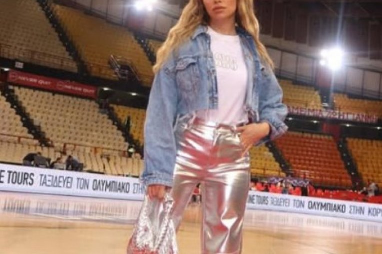 Atraktivna plavuša ostavlja bez daha gde god da se pojavi