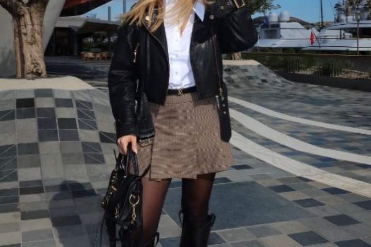 Atraktivna plavuša ostavlja bez daha gde god da se pojavi