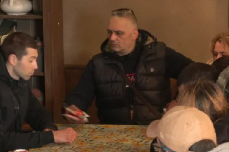 Luks pobesneo, napustio kuću