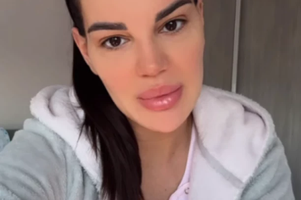 JOVANI MISICI NAKON POROĐAJA DIJAGNOSTIKOVAN PROBLEM U TELU: Pojavio se prvi snimak sa KLINIKE, hitno mora da uradi OVO!