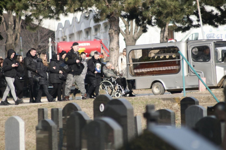 Tužna povorka na sahrani Matorine majke