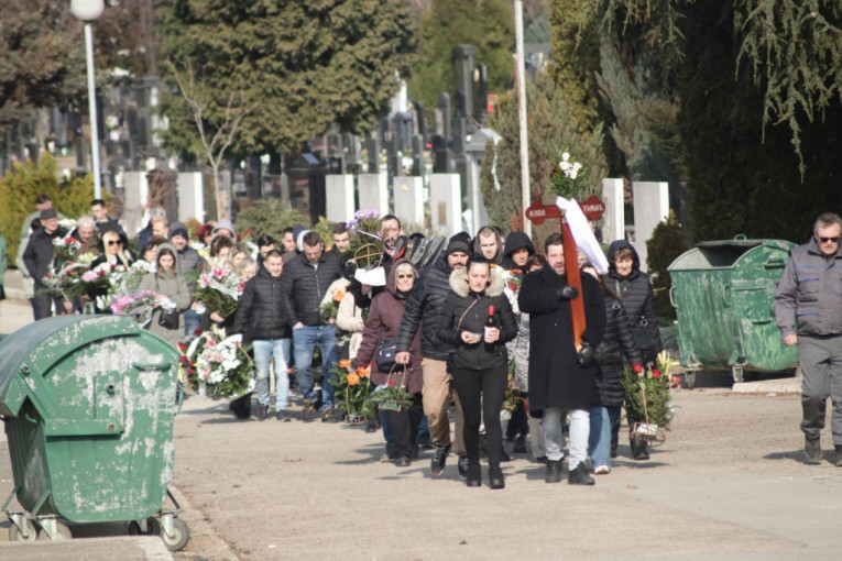 Tužna povorka na sahrani Matorine majke
