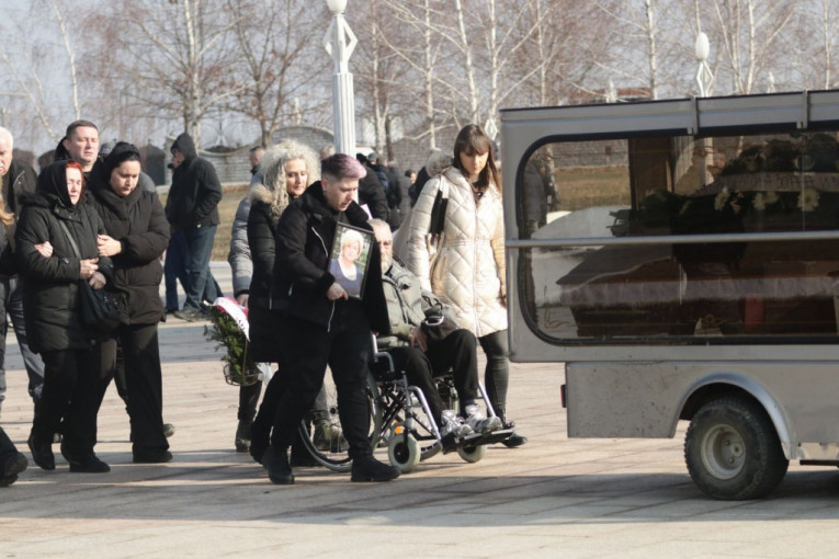 Tužna povorka na sahrani Matorine majkeTužna povorka na sahrani Matorine majke