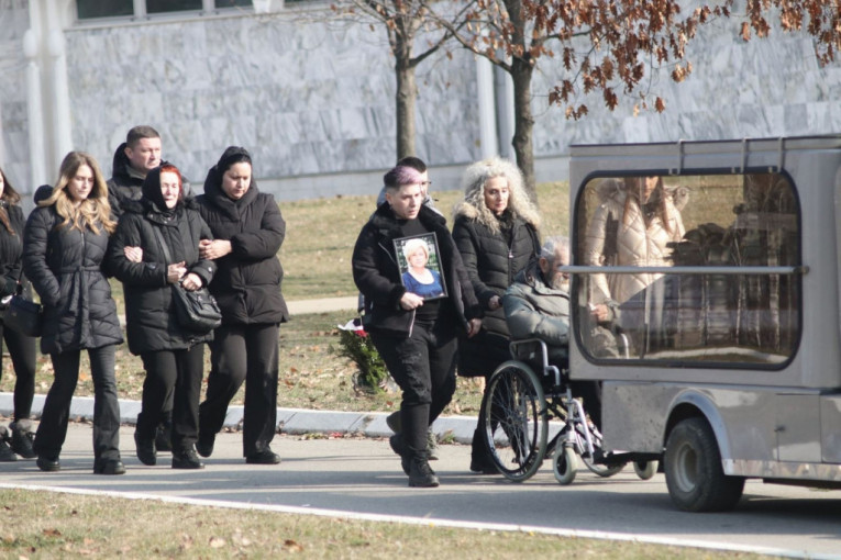 Tužna povorka na sahrani Matorine majke