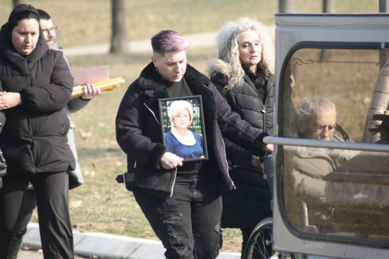 Tužna povorka na sahrani Matorine majke