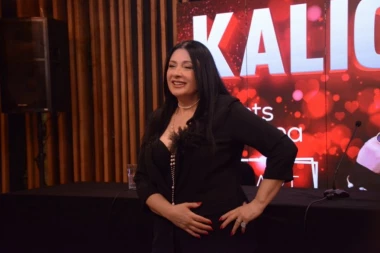 SKINULA SE KALIOPI (58): Pevačica ZAPALILA Instagram fotkom u BIKINIJU - ovaj prizor se retko viđa! (FOTO)