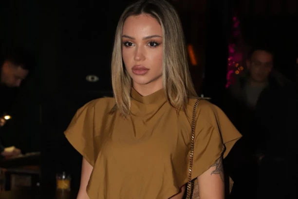 BRESKVICA GOLA DO POJASA, A SEVNUO I DONJI VEŠ! Vreli snimak pevačice srušio društvene mreže - OVO GLEDATE NA SOPSTVENU ODGOVORNOST! (VIDEO)