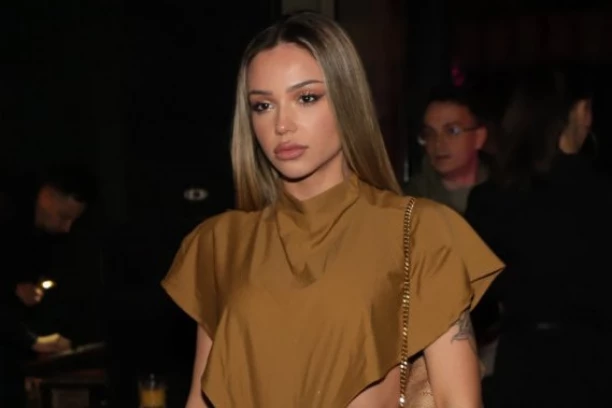 BRESKVICA SLOMLJENA ZBOG MONSTRUOZNOG ZLOČINA NAD PUDLOM TILI: Pevačica uputila JAVNI APEL svim ljubiteljima životinja! (FOTO)