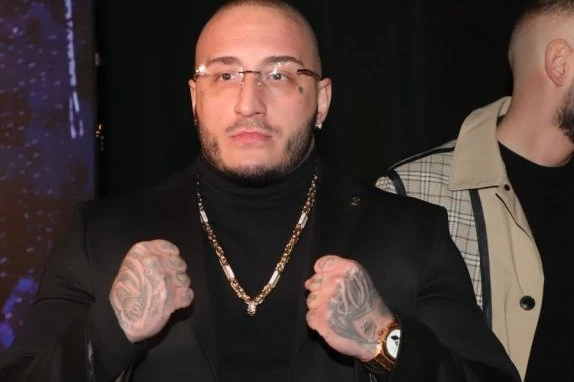 PRVE INFORMACIJE O VUKU MOBU NAKON MEČA SA VASOM BAKOČEVIĆEM: Pogledajte kako izgleda pevač, a OVAJ detalj nije mogao da sakrije!