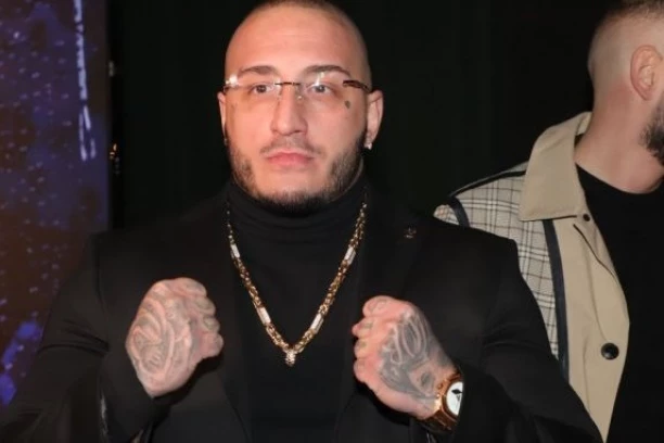 PRVE INFORMACIJE O VUKU MOBU NAKON MEČA SA VASOM BAKOČEVIĆEM: Pogledajte kako izgleda pevač, a OVAJ detalj nije mogao da sakrije!