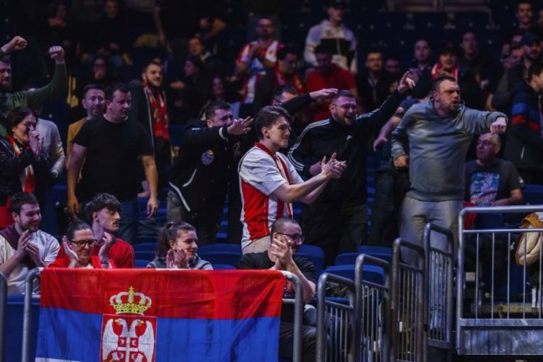 "Uber arena" obojena u crveno-belo