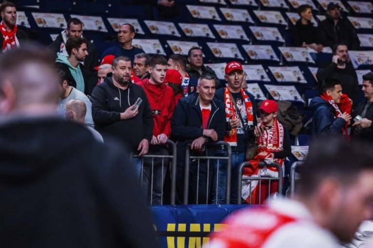 "Uber arena" obojena u crveno-belo