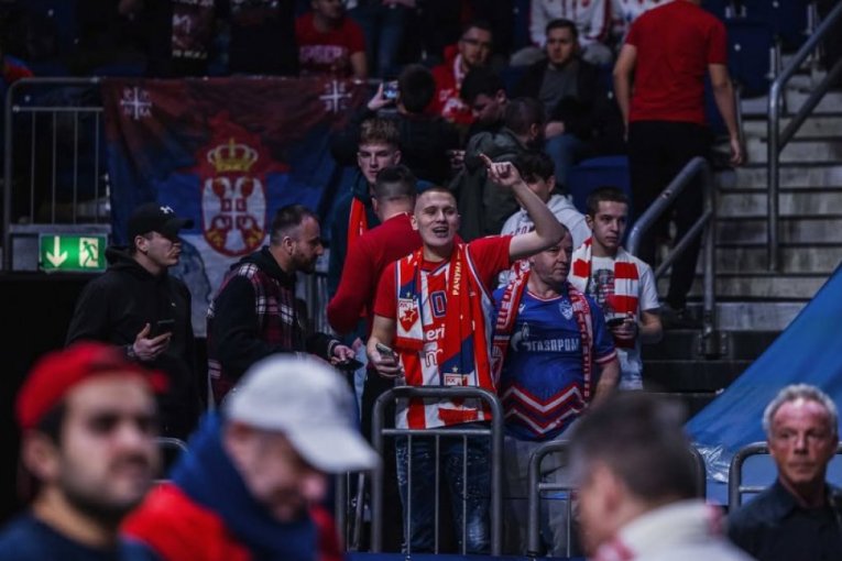 "Uber arena" obojena u crveno-belo