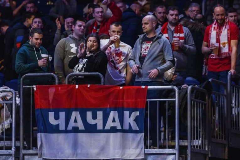 "Uber arena" obojena u crveno-belo