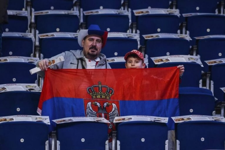 "Uber arena" obojena u crveno-belo