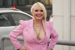 MAJA NIKOLIĆ POKAZALA MUŽA: Ovaj muškarac je osvojio srce naše pevačice - NAJVRELIJE SCENE NA PLAŽI! (FOTO)