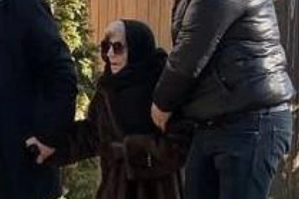 MIRI BANJAC SE SLOŠILO NA SAHRANI SINA! Jecaji glumice ODZVANJAJU grobljem!