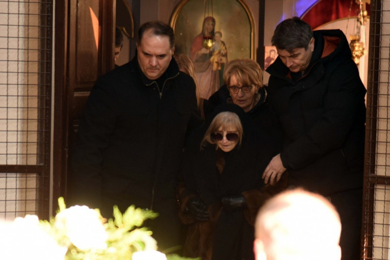 Mira Banjac na sahrani sina Branislava Jovanovića