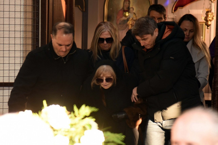 Mira Banjac na sahrani sina Branislava Jovanovića