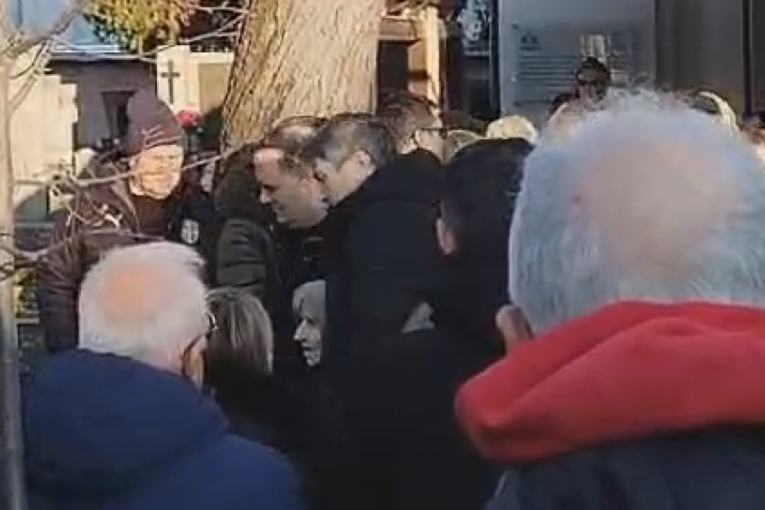 Mira Banjac na sahrani sina Branislava Jovanovića