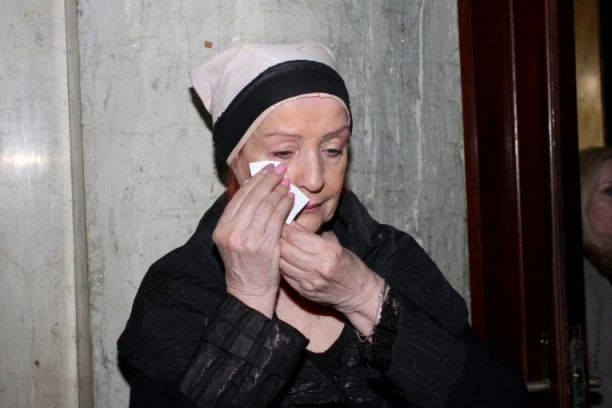 LEPA LUKIĆ ZAVRŠILA U URGENTNOM!