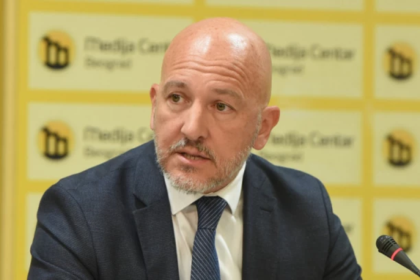 MAJIĆ OSLOBAĐA PRITVORENE ZBOG RUŠENJA NADSTREŠNICE, A NAPADA VUČIĆA! On pušta na slobodu, a žalbu pisao njegov drug iz "Proglasa"!