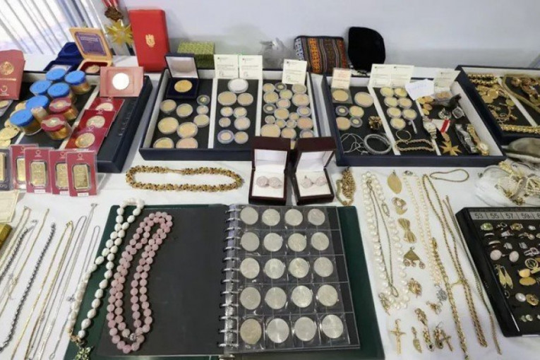 Zaplenjeno zlato i satovi kod šamanke Marijane M.