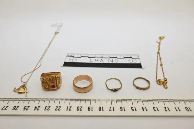 Zaplenjeno zlato i satovi kod šamanke Marijane M.