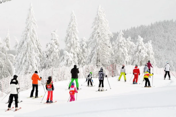 TRAGEDIJA NA SKIJALIŠTU: Otac poginuo pred šestogodišnjim sinom! Učio ga da skija, a onda se u njega ZAKUCAO SNOUBORDER