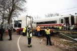 VOZ NALETEO NA KAMION NA PRUŽNOM PRELAZU, PA ISKOČIO IZ ŠINA! Ima mrtvih!