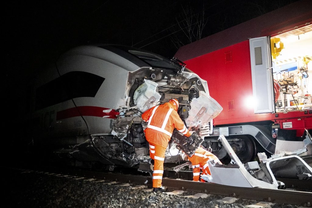 BROJE SE MRTVI U STRAVIČNOJ NESREĆI! Voz iskliznuo iz šina, više od 100 povređenih putnika! (UZNEMIRUJUĆI SNIMCI)