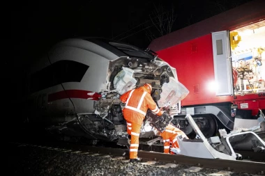 BROJE SE MRTVI U STRAVIČNOJ NESREĆI! Voz iskliznuo iz šina, više od 100 povređenih putnika! (UZNEMIRUJUĆI SNIMCI)