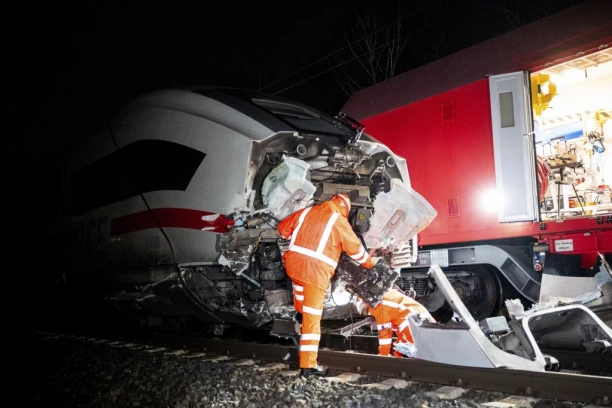 BROJE SE MRTVI U STRAVIČNOJ NESREĆI! Voz iskliznuo iz šina, više od 100 povređenih putnika! (UZNEMIRUJUĆI SNIMCI)