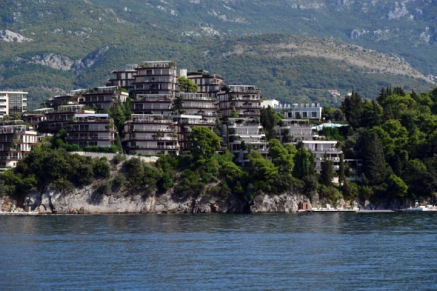 BUDVA PREKRIVENA SNEGOM! Dobro ste videli, a juče su se svi kupali (FOTO)