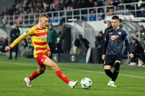 POLJACI PEVALI "KOSOVO JE SRCE SRBIJE"! Na poluvremenu gusto, TSC mora da pojača napad! (VIDEO)