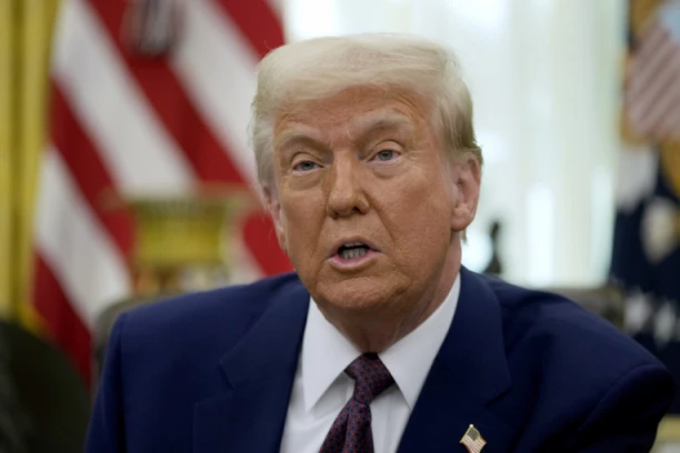 ŠTA IM JE? Tramp umalo nije PAO pri ulasku u avion, a evo šta se potom na ISTOM MESTU dogodilo Rubiju (VIDEO)