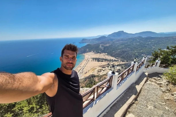 OVO JE NAJATRAKTIVNIJI SRPSKI POETA! Isklesanim mišićima MUTI RAZUM, a nežnim stihovima OSVAJA ženska srca!