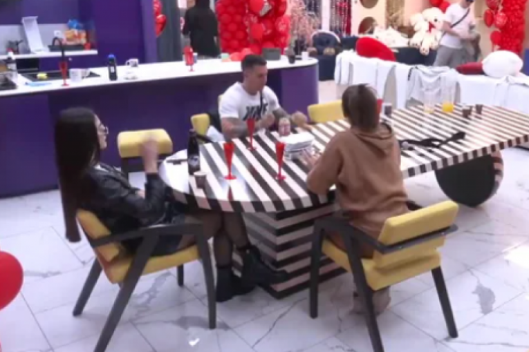 Anđela Đuričić i Mateja Matijević se smeju