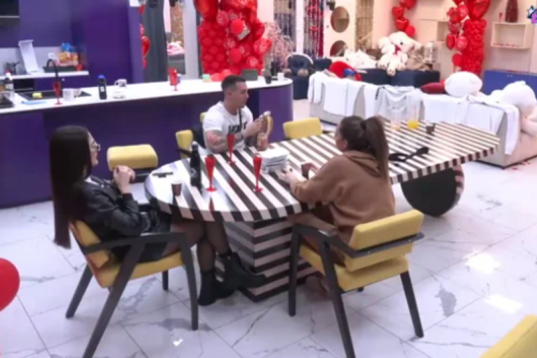 Anđela Đuričić i Mateja Matijević se smeju