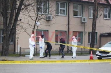 TRAGOVI KRVI NA ULICI, SVE VRVI OD POLICIJE: Ovde se dogodila pucnjava ispred suda, pogledajte slike s lica mesta (FOTO)