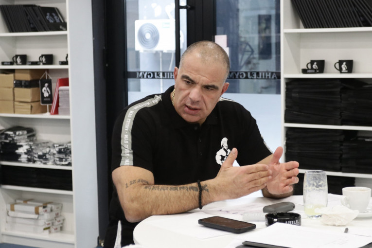 Sale Simetrija u "Ahileju"