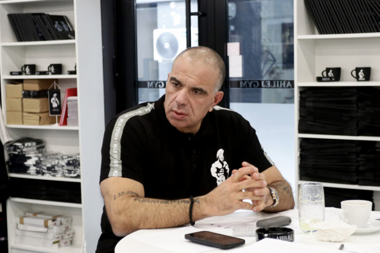 Sale Simetrija u "Ahileju"