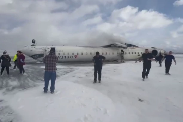 NAJMANJE 18 POVREĐENIH, TROJE, MEĐU KOJIMA JE I DETE, U KRITIČNOM STANJU! Novi detalji pada aviona na aerodromu u Torontu!