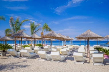 SVI SU MISLILI DA SE SUNČA! Pronađen mrtav muškarac na ležaljci u Grčkoj!