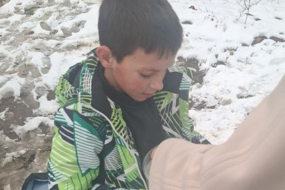 Mali Stefan deli bombone gostima