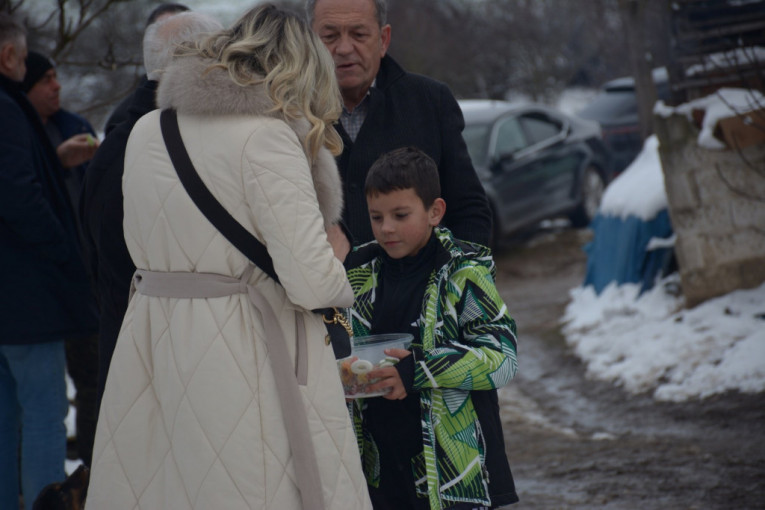Mali Stefan deli bombone gostima